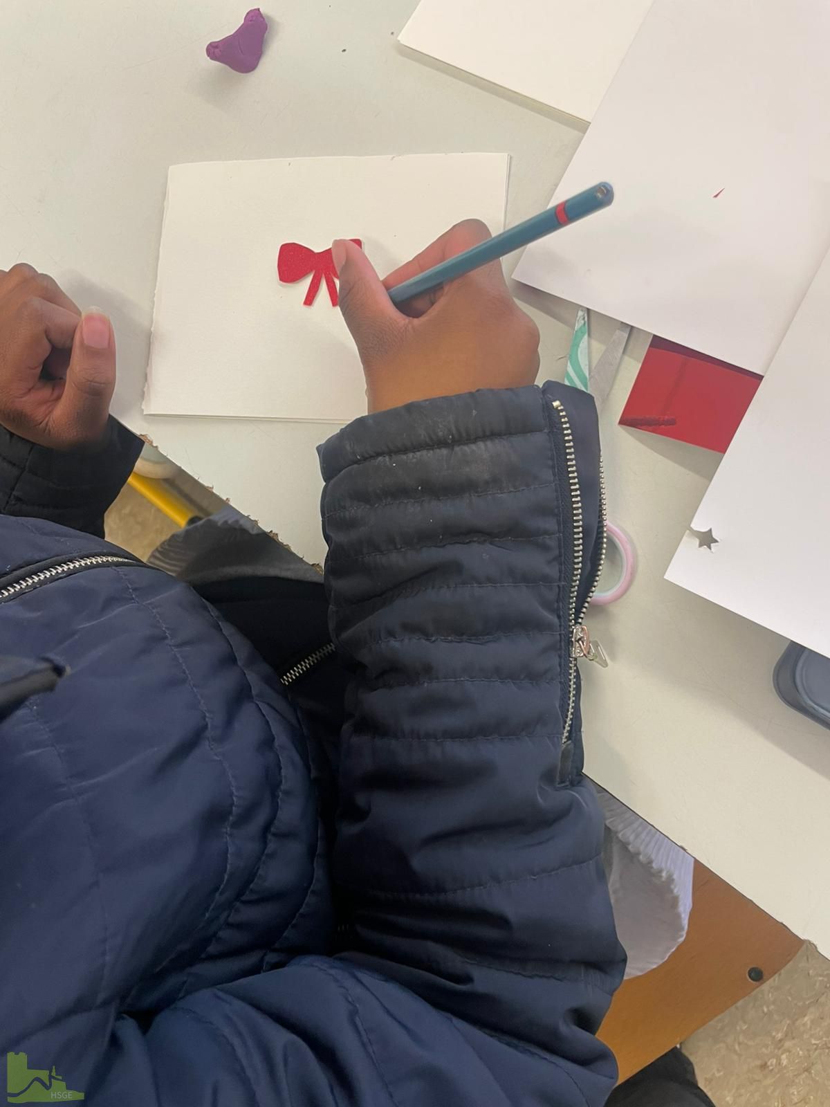 Weihnachtsfreude im Briefkasten: Achtklässler:innen basteln Karten für die Nachbarschaft